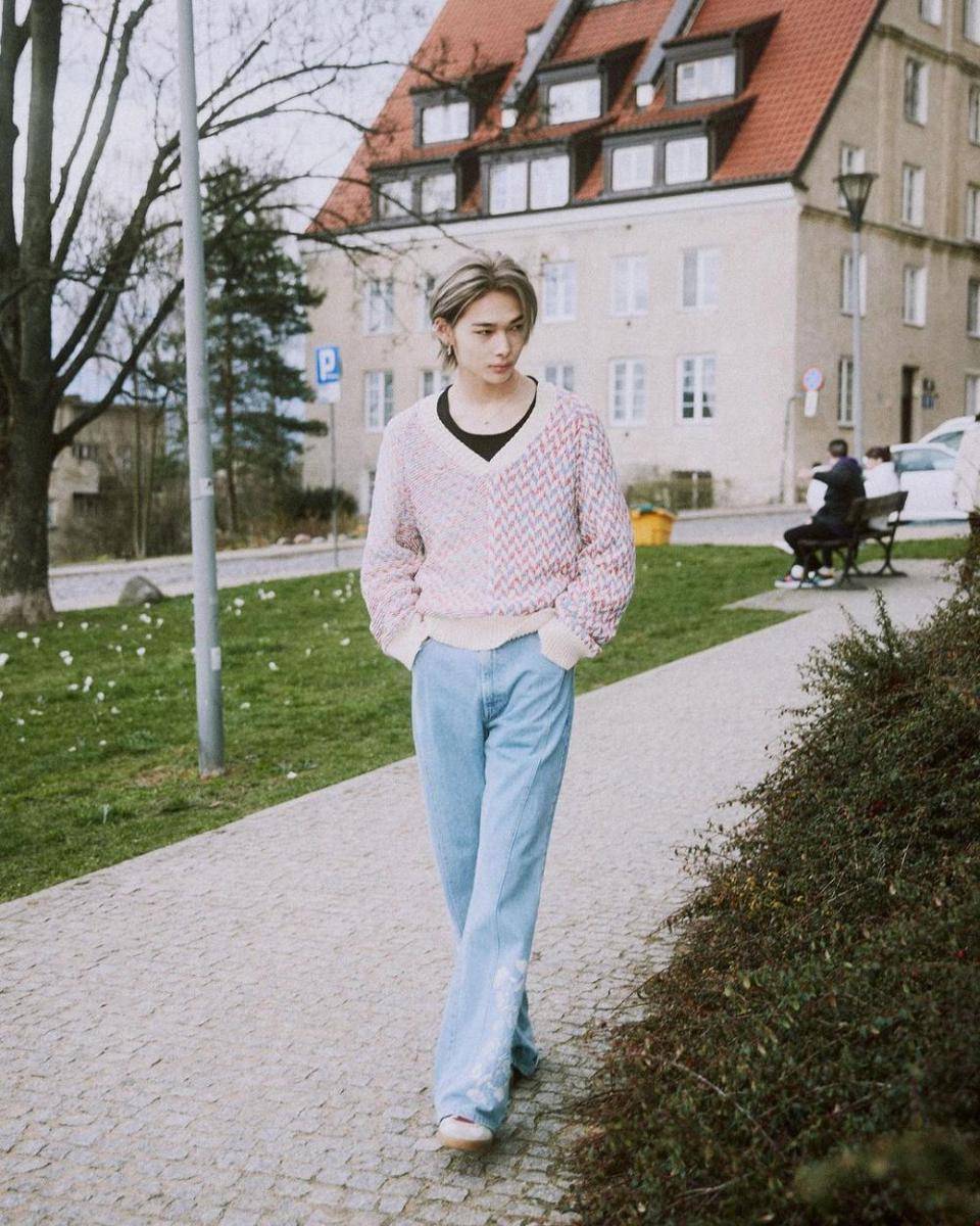 outfit oversize ala Ni-ki ENHYPEN (instagram.com/enhypen)