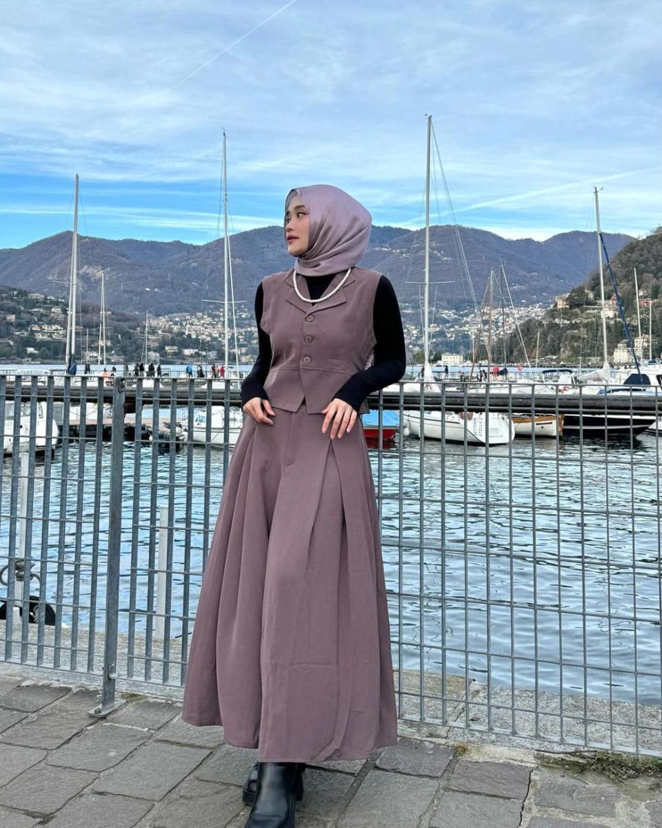mix and match boots ala Putri Delina (instagram.com/putridelinaa/)