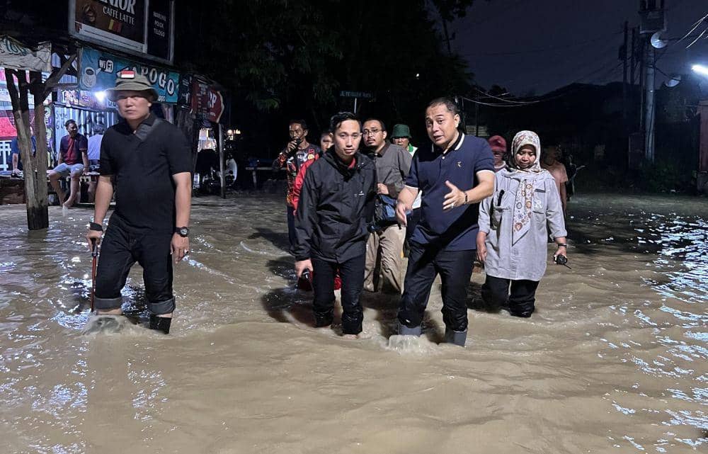 Wali Kota Surabaya Eri Cahyadi saat meninjau banjir. (Dok. Diskominfo Kota Surabaya)