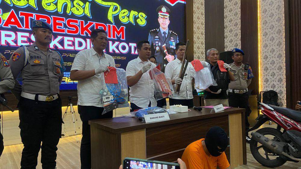 Polres Kediri Kota saat merilis kasus pembobolan mesin ATM. IDN Times/ istimewa