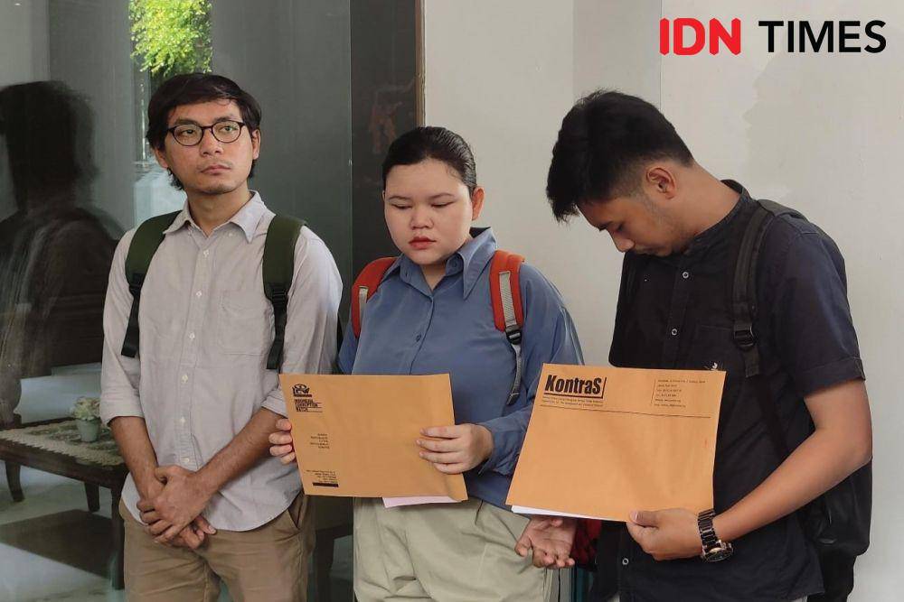 ICW dan KontraS mengirimkan surat permohonan informasi publik ke KPU terkait berbagai polemik pemilu di Kantor KPU RI, Menteng, Jakarta Pusat. (IDN Times/Yosafat Diva Bayu Wisesa)