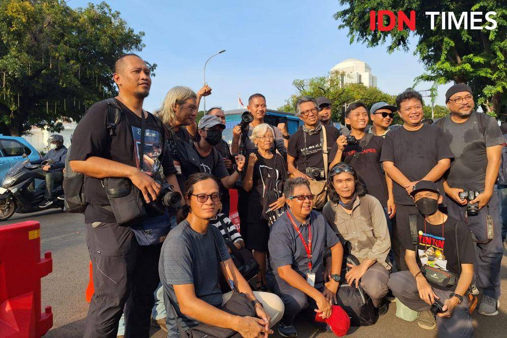 Aksi Kamisan ke-806 dengan tema Adili Jokowi dan Jenderal Pelanggar HAM di depan Istana Presiden RI, Jakarta Pusat. (IDN Times/Lia Hutasoit)