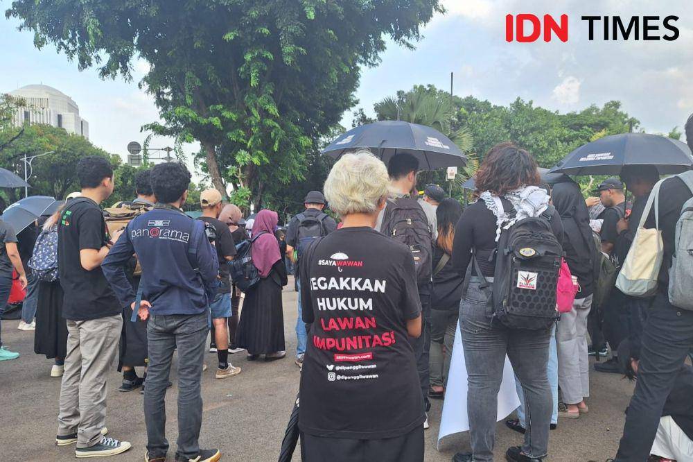 Aksi Kamisan ke-806 dengan tema Adili Jokowi dan Jenderal Pelanggar HAM di depan Istana Presiden RI, Jakarta Pusat. (IDN Times/Lia Hutasoit)