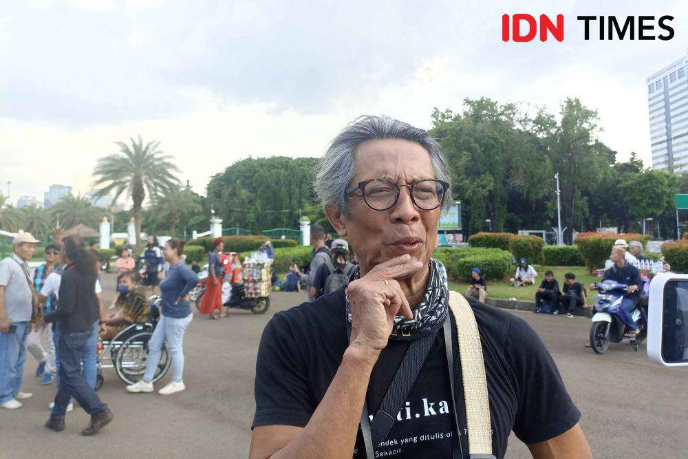 Senior Street Fotografer Erik Prasetya di Aksi Kamisan ke-806 depan Istana Presiden RI, Jakarta Pusat, Kamis (22/2/2024). (IDN Times/Lia Hutasoit)
