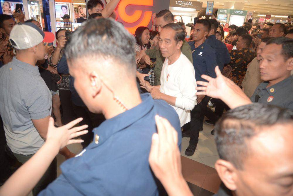 Presiden RI, Joko Widodo, saat mengunjungi Mega Mall, Manado, Sulawesi Utara, Kamis (22/2/2024). IDNTimes/Ungke Pepotoh/bt