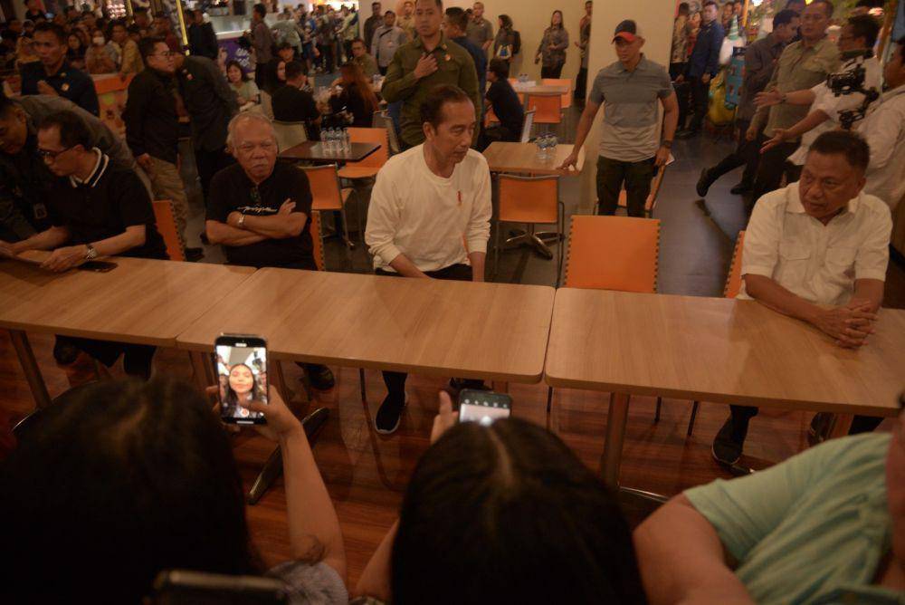 Presiden RI, Joko Widodo, didampingi sejumlah menteri Kabinet Indonesia Maju dan Gubernur Sulut sekaligus Bendahara Umum PDIP, Olly Dondokambey, saat menunggu makan malam di Mega Mall, Manado, Sulawesi Utara, Kamis (22/2/2024). IDNTimes/Ungke Pepotoh/bt