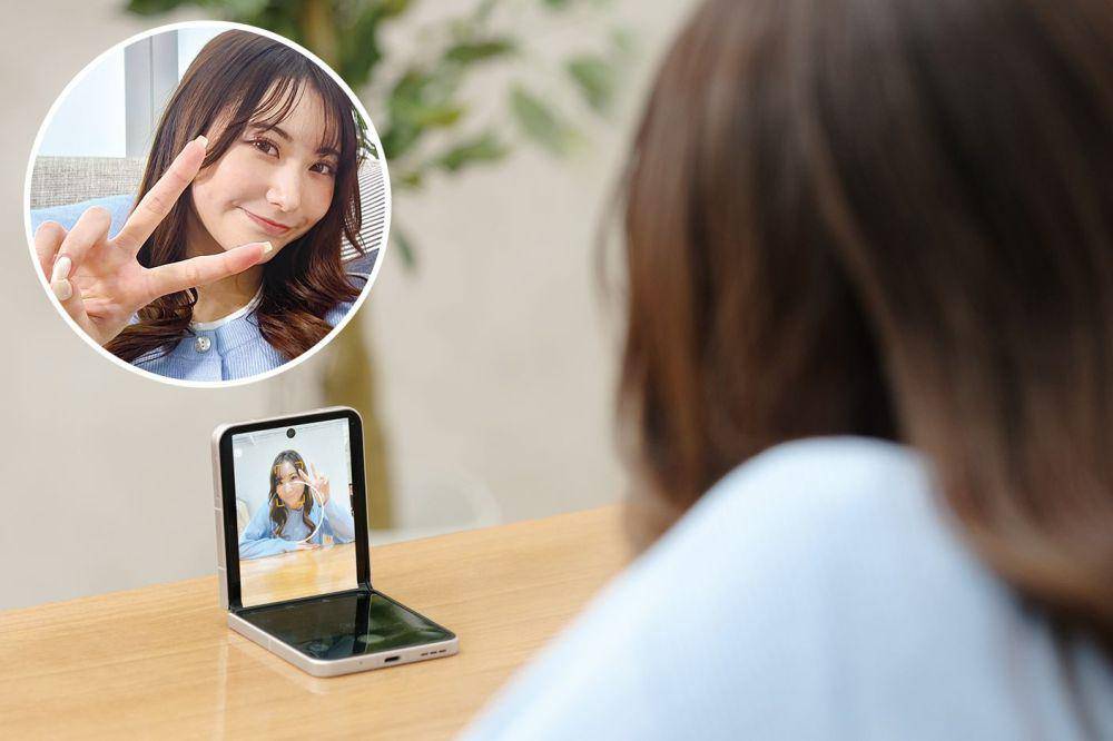 Seseorang berfoto dengan memakai kamera bagian dalam ZTE Libero Flip. (ztedevices.com)