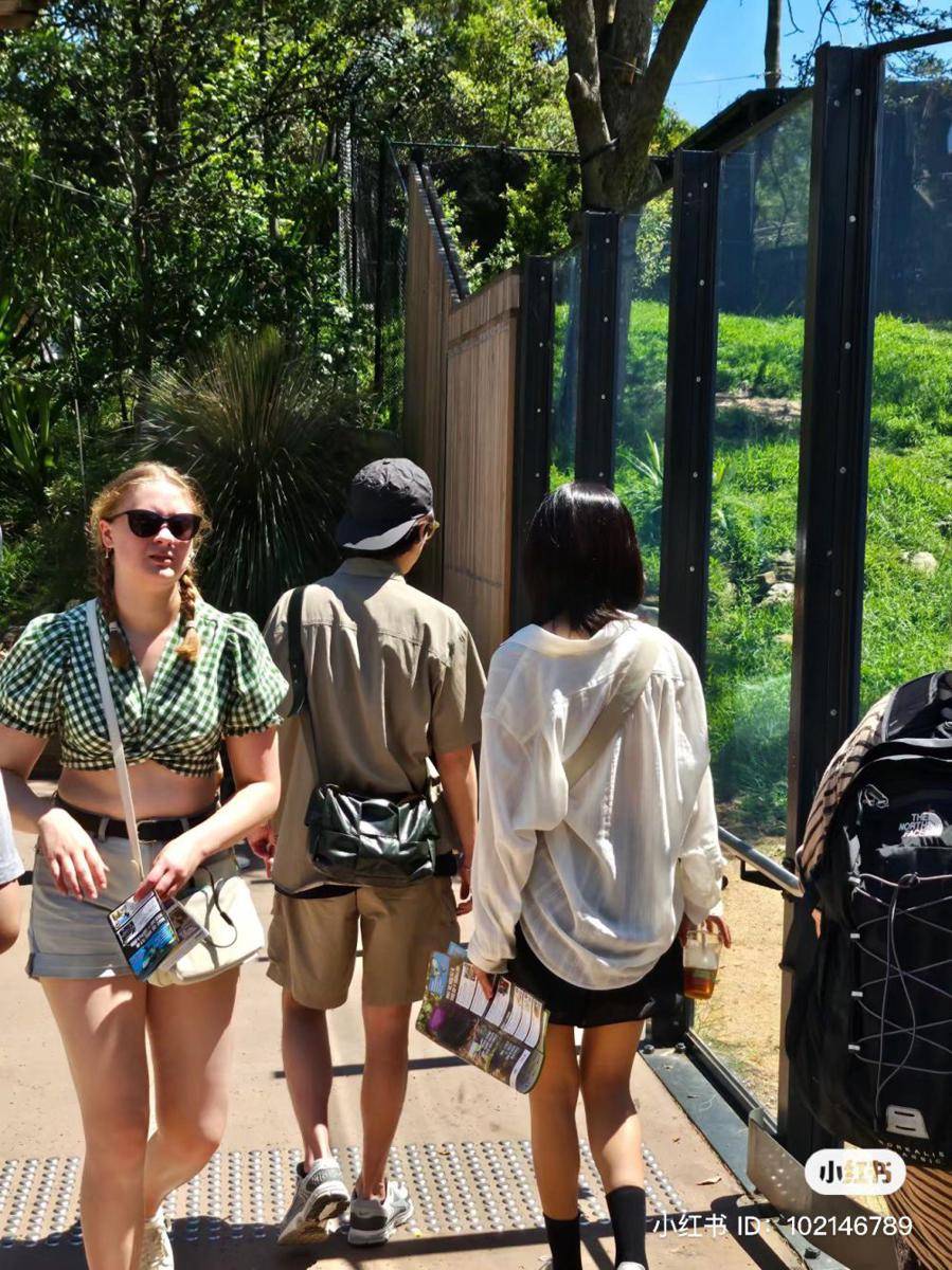 potret Jung Kyung Ho dan Sooyoung SNSD kencan di Australia (via x.com/foreversyc)