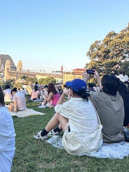 potret Jung Kyung Ho dan Sooyoung SNSD kencan di Australia (via x.com/foreversyc)