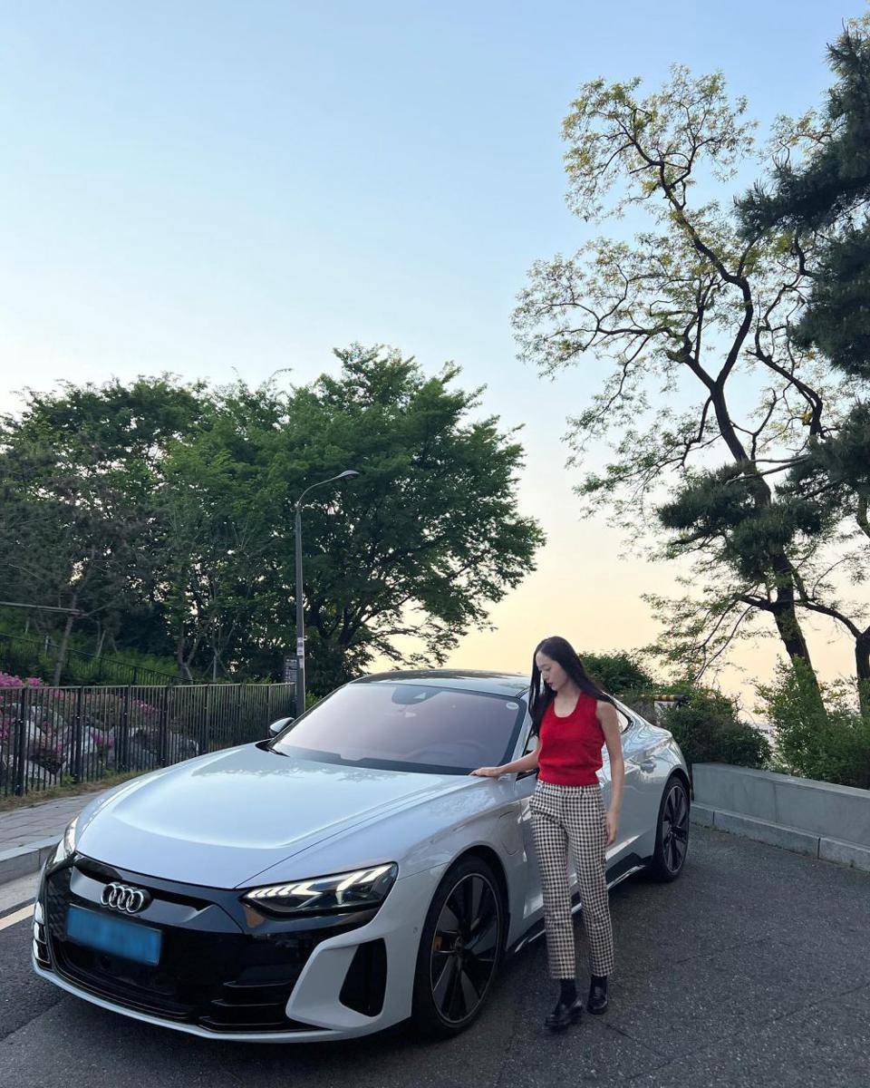 gaya outfit minimalis ala Krystal Jung (instagram.com/vousmevoyez)