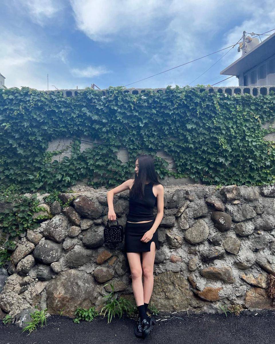 gaya outfit minimalis ala Krystal Jung (instagram.com/vousmevoyez)