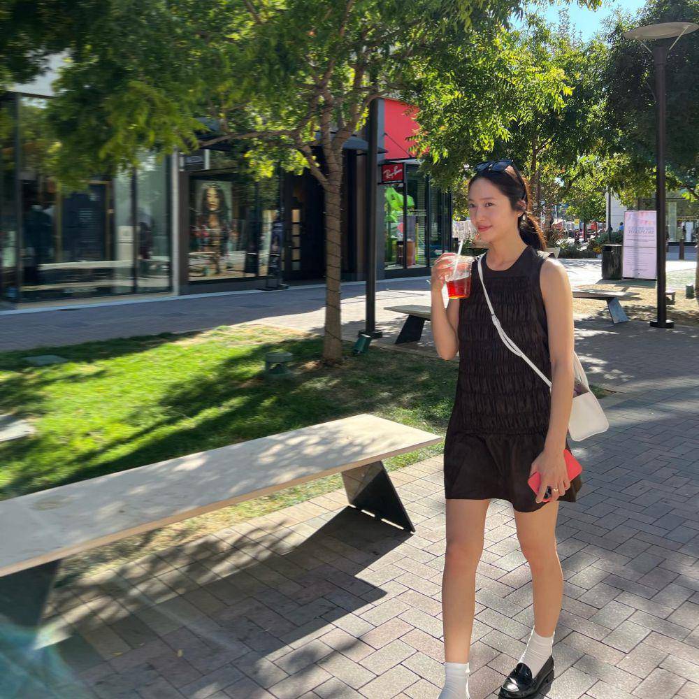 gaya outfit minimalis ala Krystal Jung (instagram.com/vousmevoyez)