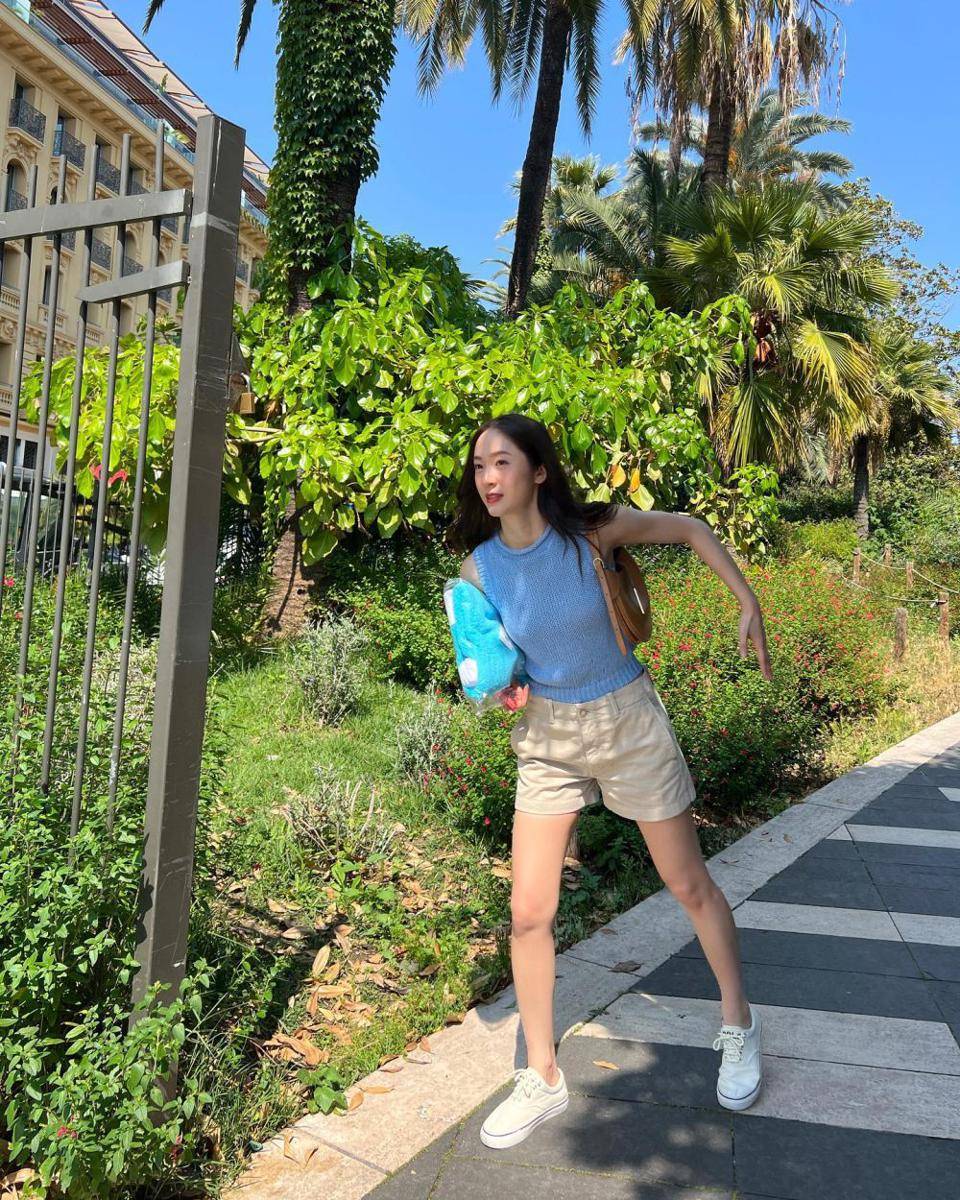 gaya outfit minimalis ala Krystal Jung (instagram.com/vousmevoyez)