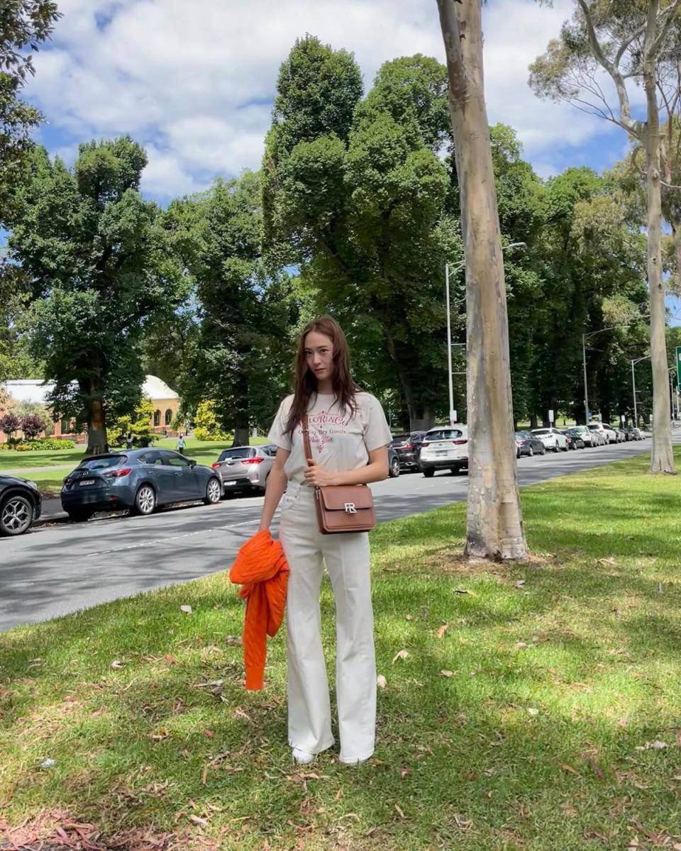 gaya outfit minimalis ala Krystal Jung (instagram.com/vousmevoyez)