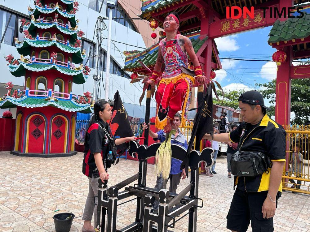 Atraksi Tatung di Klenteng Pontianak Jelang Cap Go Meh
