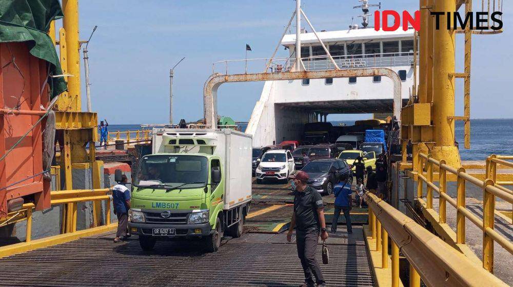 Aktivitas bongkar muat kapal di NTB. (IDN Times/Muhammad Nasir)