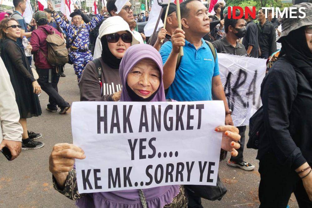 Massa Aksi Nasional Gerakan Masyarakat Sipil Selamatkan Demokrasi Indonesia "Tolak Pemilu Curang" berdemo di depan Gedung KPU, Jumat (23/4/2024). (IDN Times/Iglo Montana)