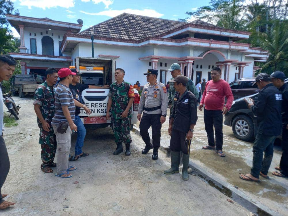 Tim gabungan evakuasi harimau sumatra di Lampung Barat. (IDN Times/Istimewa).