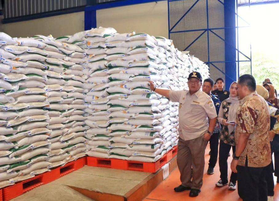 Pemantau stok beras di gudang Bulog Campang Raya oleh Gubernur Lampung Arinal Djunaidi. (Dok. Pemprov Lampung).