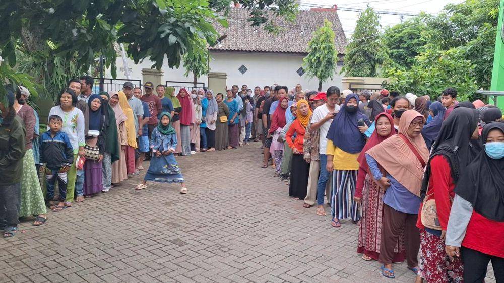 Antrian beras di Kabupaten Ngawi Jawa Timur mengular. IDN Times/ Riyanto