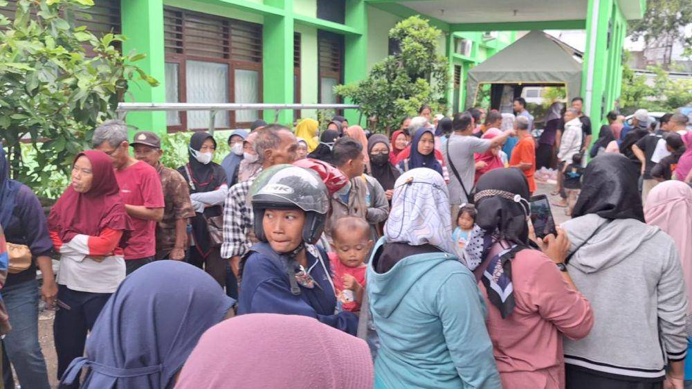 Antrian beras di Kabupaten Ngawi Jawa Timur mengular. IDN Times/ Riyanto