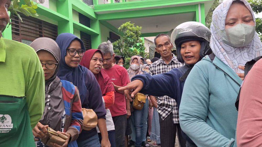 Antrian beras di Kabupaten Ngawi Jawa Timur mengular. IDN Times/ Riyanto