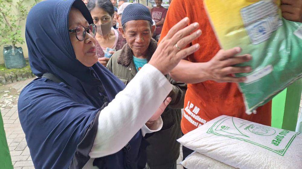 Antrian beras di Kabupaten Ngawi Jawa Timur mengular. IDN Times/ Riyanto