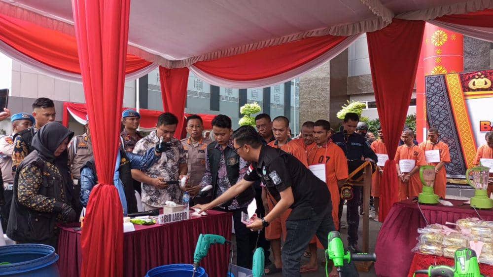Kapolda Sumsel Irjen Pol Albertus Rachmad Wibowo memusnahkan ratusan kilogram sabu (Dok: istimewa)