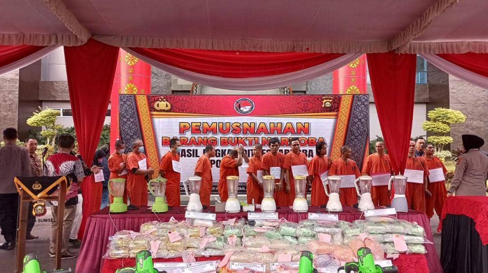 Kapolda Sumsel Irjen Pol Albertus Rachmad Wibowo memusnahkan ratusan kilogram sabu (Dok: istimewa)