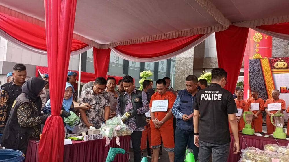 Kapolda Sumsel Irjen Pol Albertus Rachmad Wibowo memusnahkan ratusan kilogram sabu (Dok: istimewa)