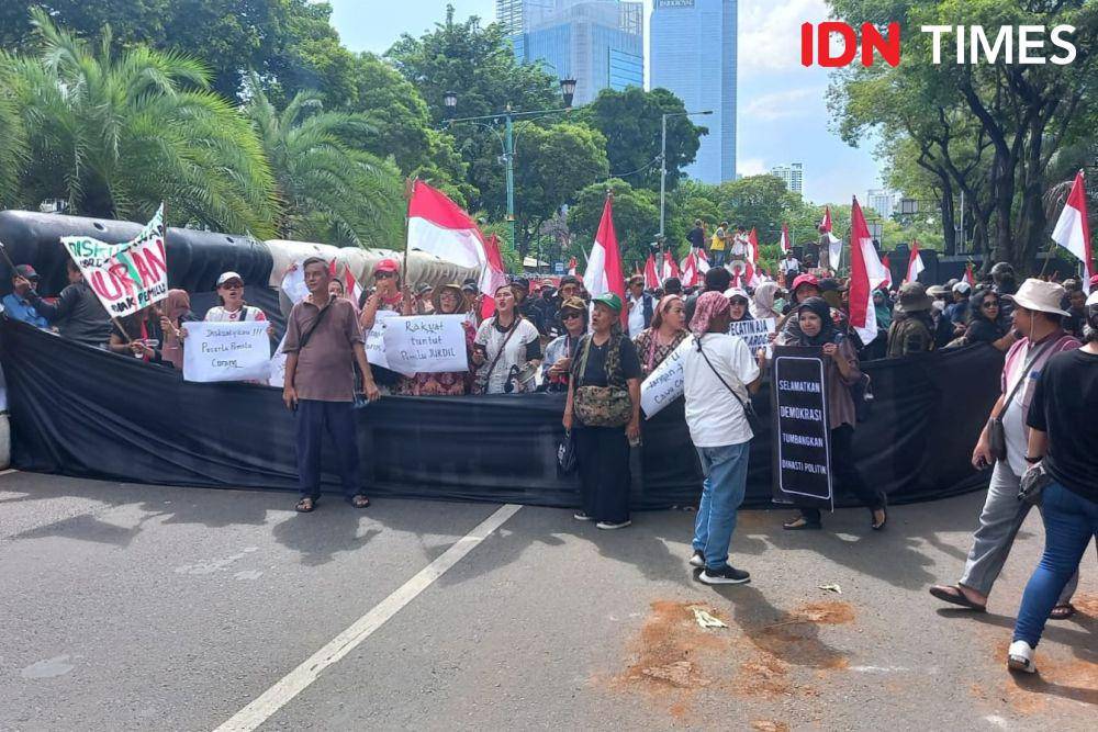 Massa Aksi Nasional Gerakan Masyarakat Sipil Selamatkan Demokrasi Indonesia "Tolak Pemilu Curang" berdemo di depan Gedung KPU, Jumat (23/4/2024). (IDN Times/Maulana R)