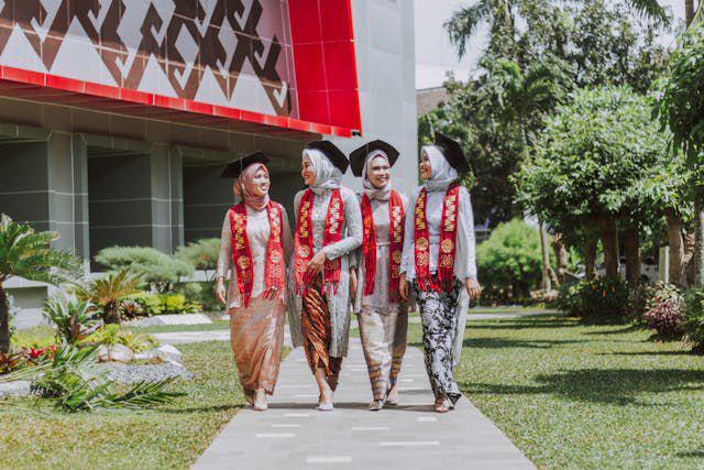 5 Alasan Banyak Orang Pilih Kebaya sebagai Outfit Wisuda