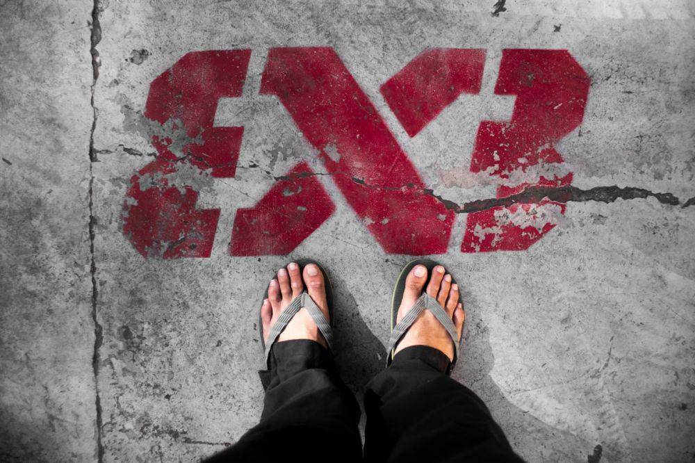 ilustrasi sandal (pexels.com/Nothing Ahead)