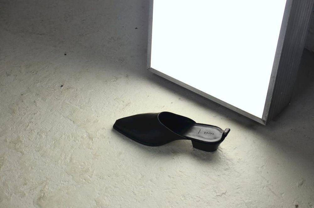 ilustrasi sandal (pexels.com/Skylar Kang)