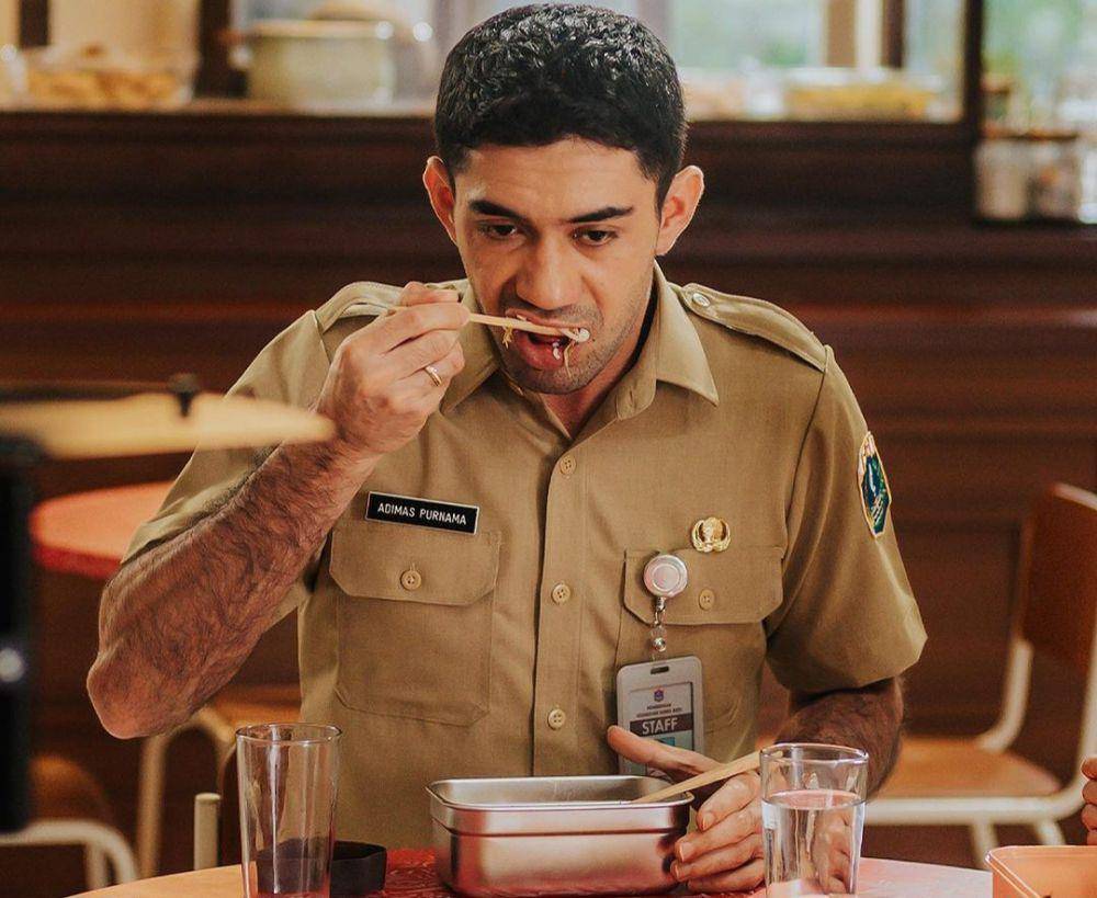 Reza Rahadian di film Pasutri Gaje (dok. Falcon Pictures/Pasutri Gaje)