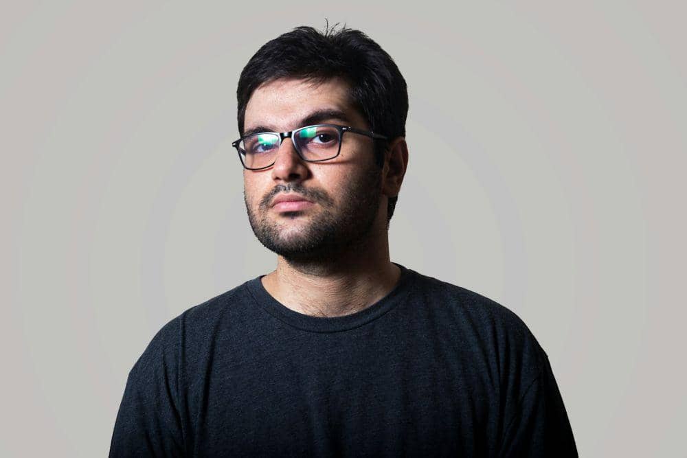 ilustrasi pria berkacamata (unsplash.com/Usman Yousaf)