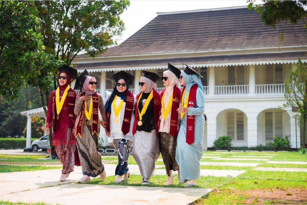 ilustrasi memakai kebaya saat wisuda (instragram.com/ezoraphotograph)