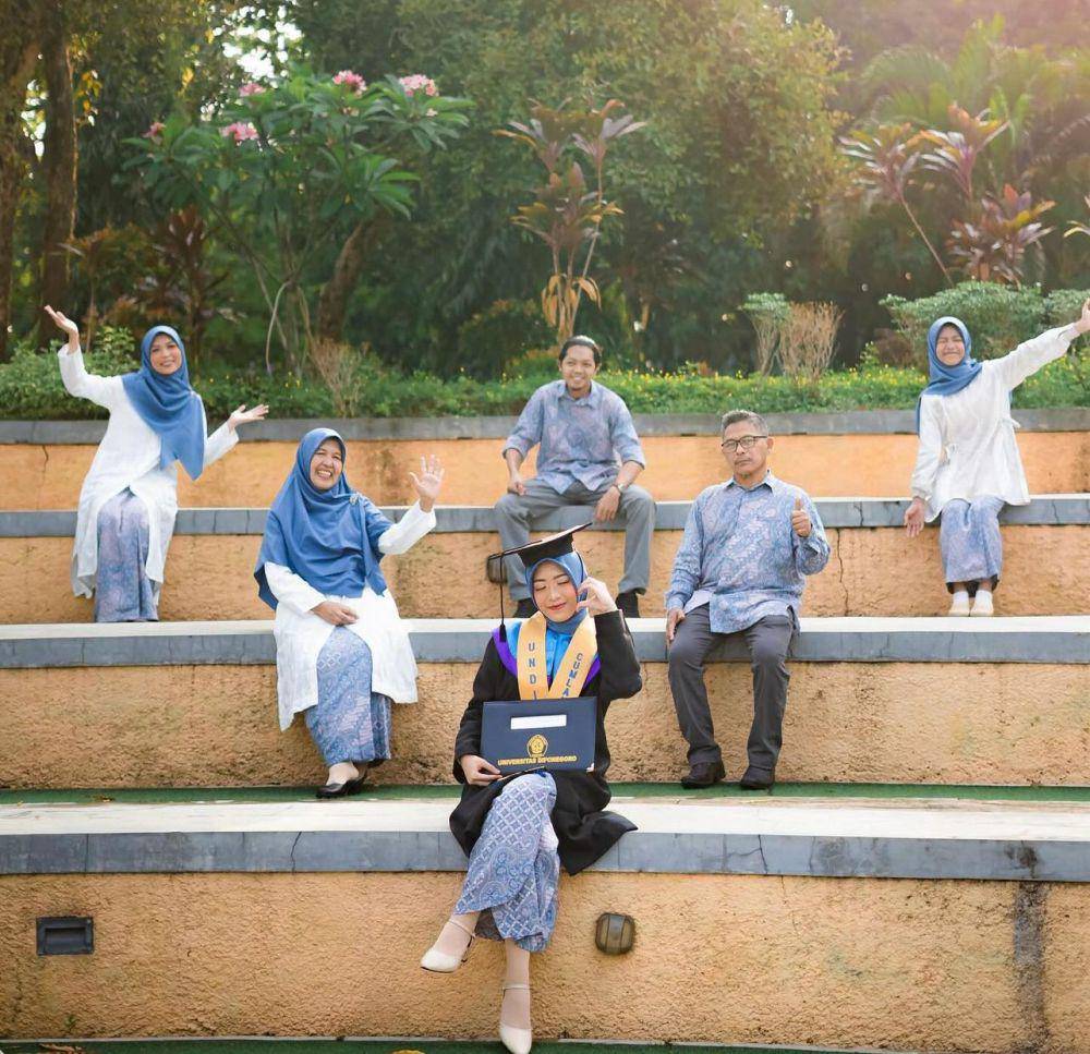 ilustrasi bersama keluarga saat wisuda (instagram.com/ezoraphotograph)