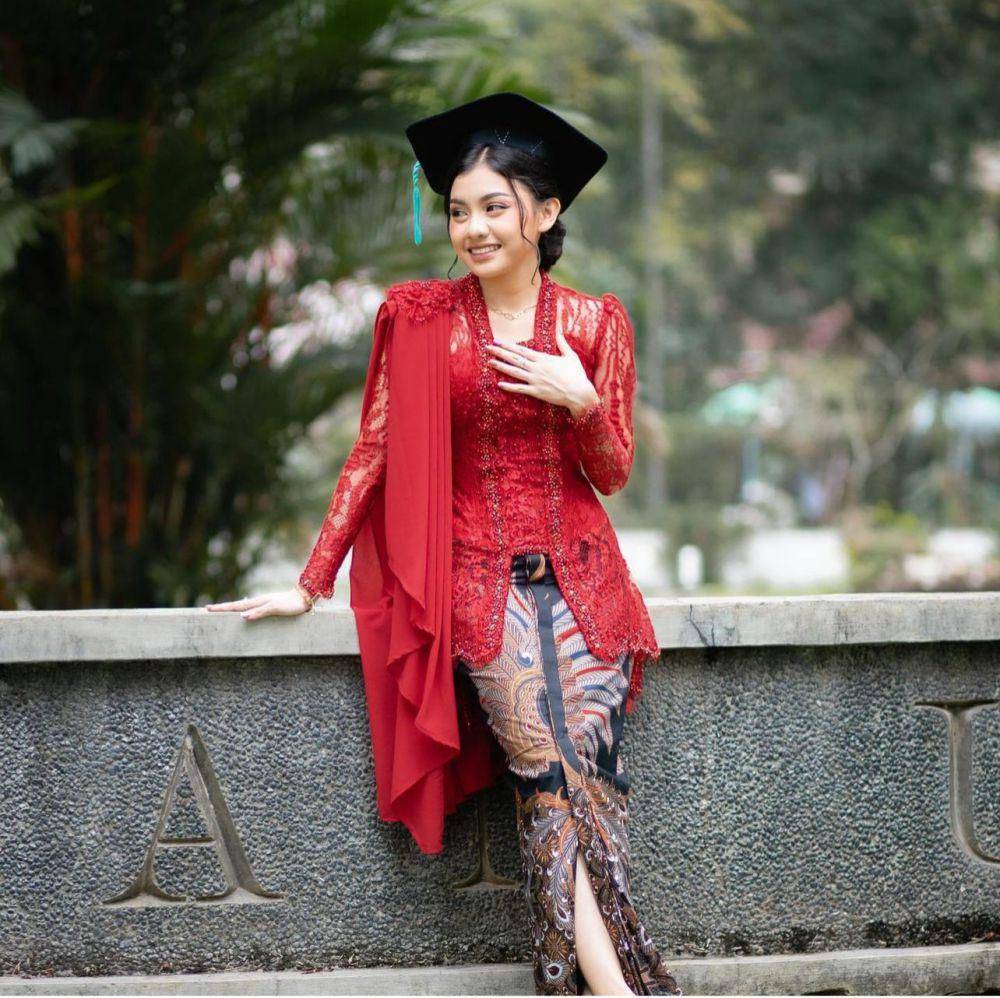 ilustrasi memakai kebaya saat wisuda (instagram.com/strollingaround.id)