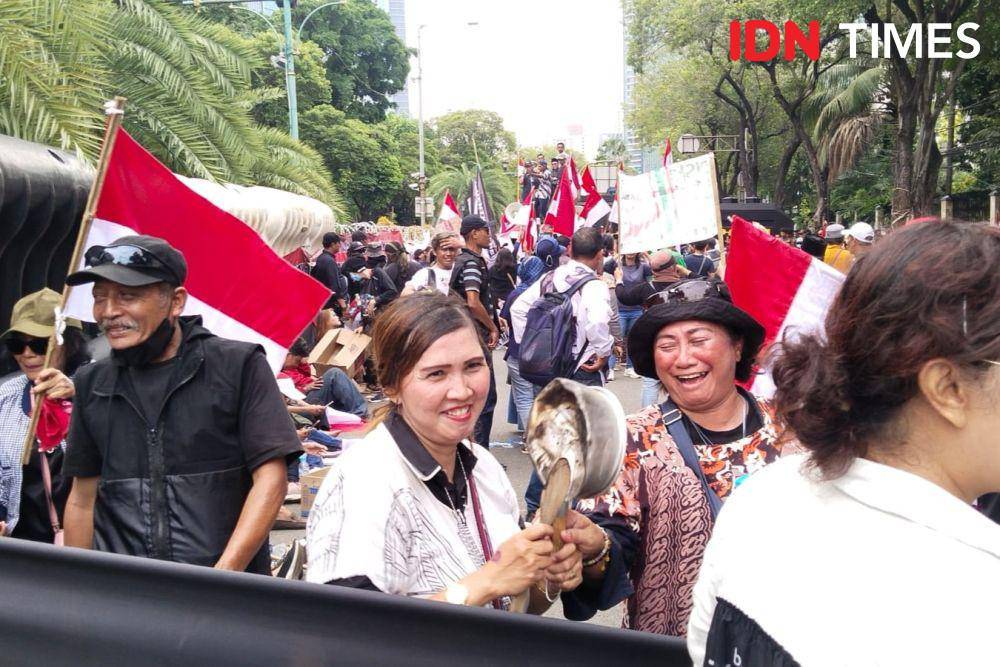 Emak-Emak Bawa Panci Ikut Demo Tolak Pemilu Curang. (IDN Times/Iglo Montana)