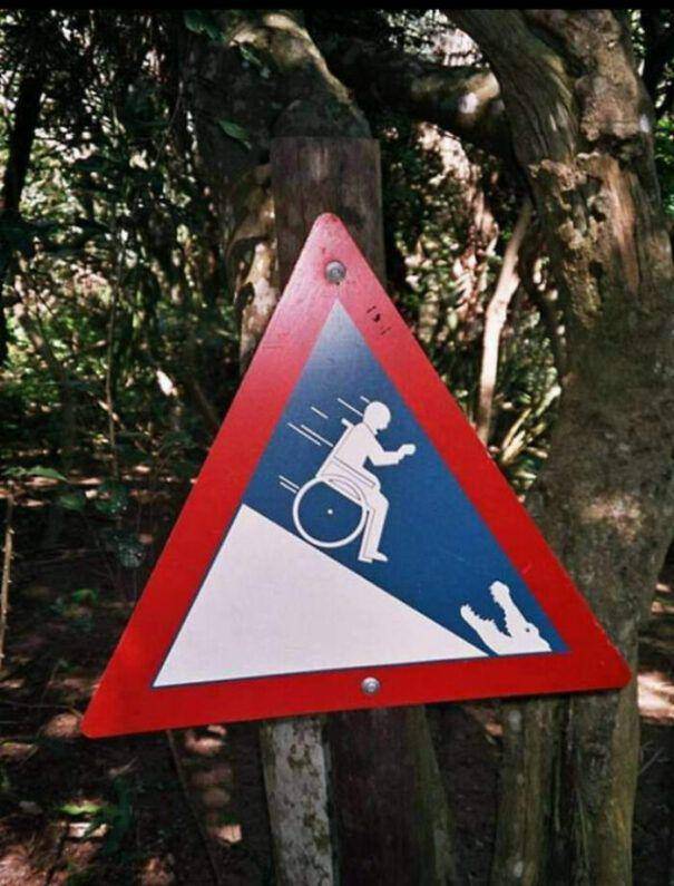 potret rambu nyentrik di kebun binatang (reddit.com/user/Witty-Example4947)