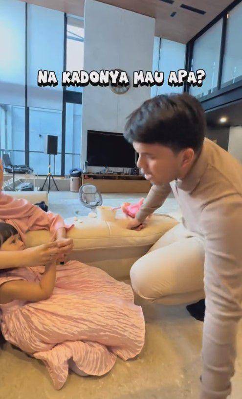 Ameena dapat kado dari Thariq dan Aaliyah (TikTok.com/thoriqhal)