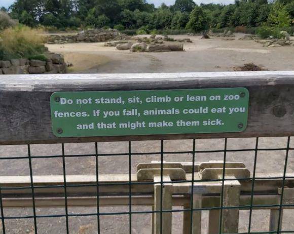 potret rambu nyentrik di kebun binatang (reddit.com/r/funnysigns)