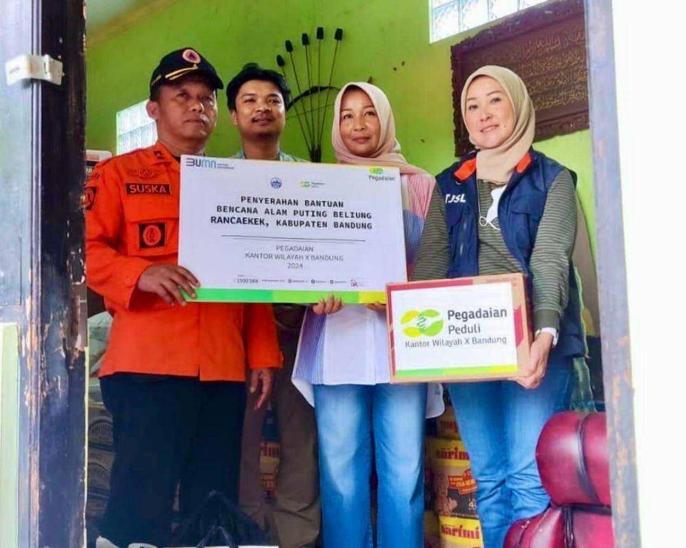 PT Pegadaian menyalurkan bantuan untuk masyarakat terdampak angin kencang (puting beliung) yang melanda daerah Rancaekek, Kabupaten Bandung, dan Jatinangor, Kabupaten Sumedang, pada Jumat (23/02/2024). (Dok. Pegadaian)