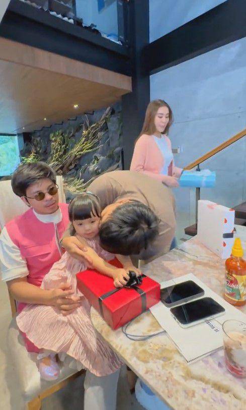 Ameena dapat kado dari Thariq dan Aaliyah (TikTok.com/thoriqhal)