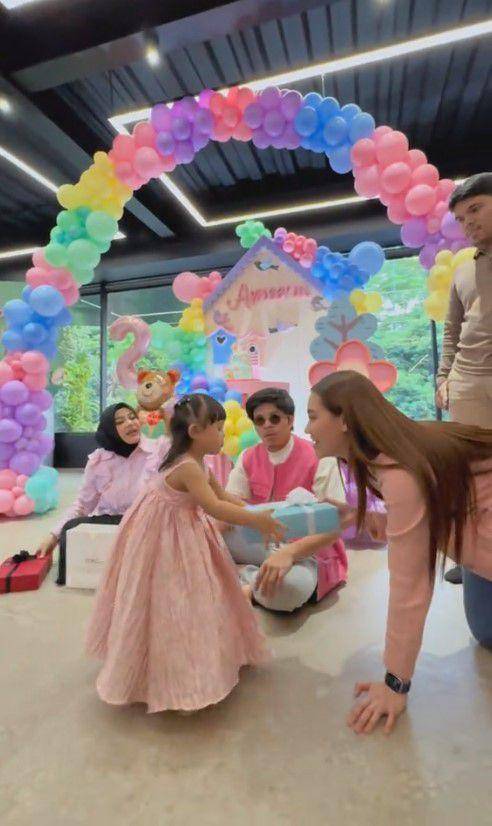 Ameena dapat kado dari Thariq dan Aaliyah (TikTok.com/thoriqhal)
