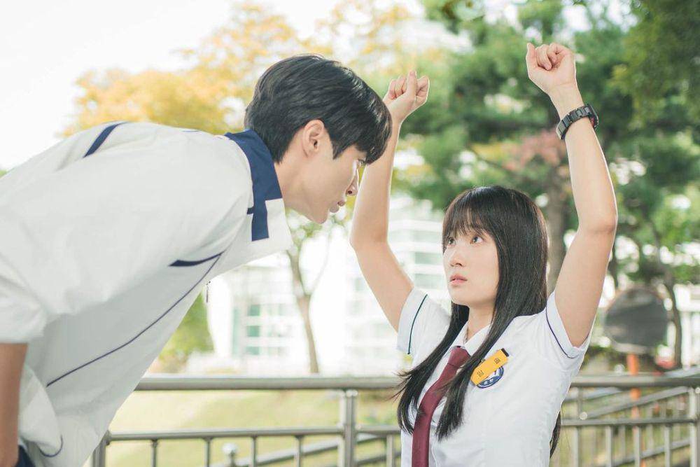 potret Im Sol (Kim Hye Yoon) dan Ryu Sun Jae (Byun Woo Seok) di preview drakor Lovely Runner (instagram.com/byeonwooseok)