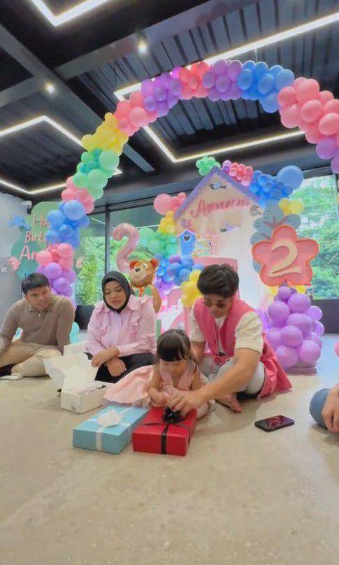 Ameena dapat kado dari Thariq dan Aaliyah (TikTok.com/thoriqhal)