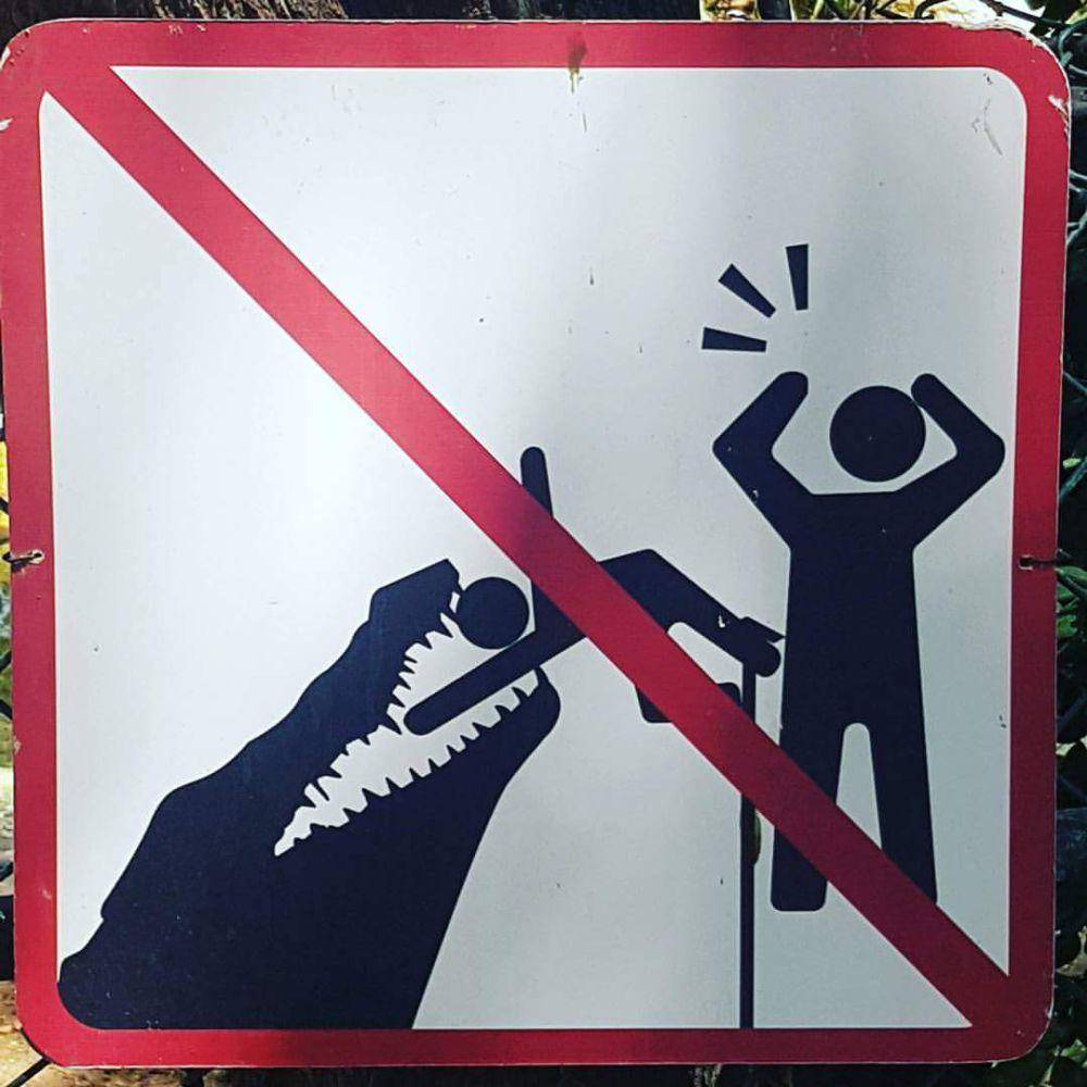 potret rambu nyentrik di kebun binatang (reddit.com/user/ehunter96)