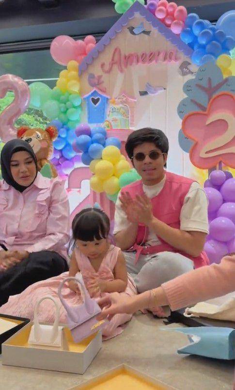 Ameena dapat kado dari Thariq dan Aaliyah (TikTok.com/thoriqhal)